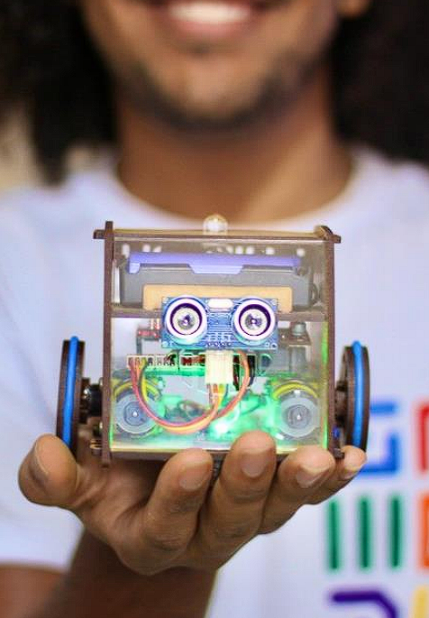 Estudante segurando um robô educacional RoboTech